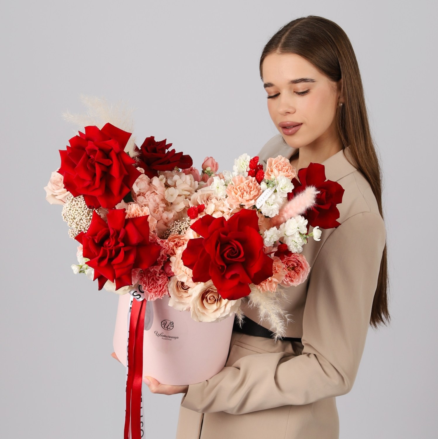 cvety v korobke gortenziya s francuzskimi rozami 5